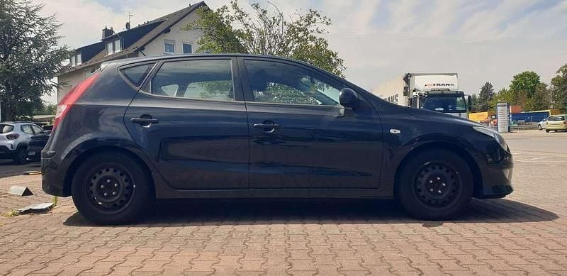 Gebraucht Hyundai i30 Classic 109 PS (80 kW) 2010 Stone black Kleinwagen