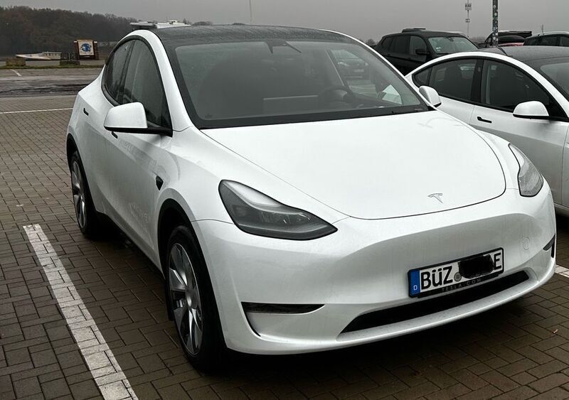 Weiß Gebraucht 2022 Tesla Model Y Long Range SUV | 35.900 € (Guter Preis) - Bild 1/4