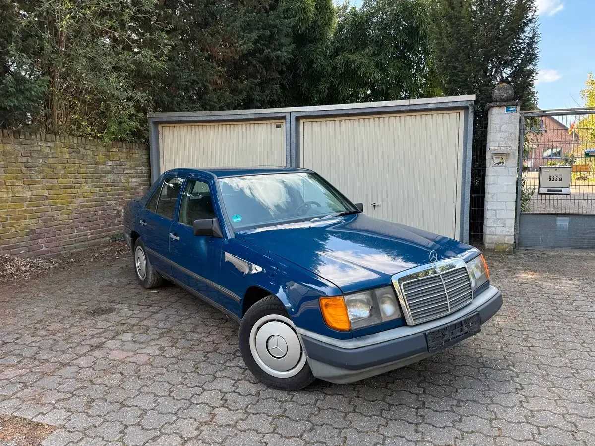 Gebraucht Mercedes E230 132 PS (97 kW) 1988 Blau Limousine