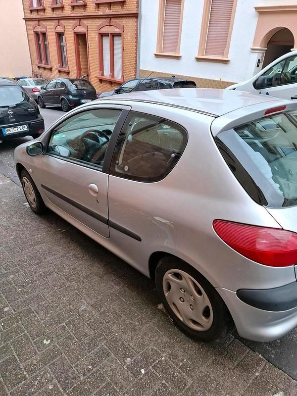 Gebraucht Peugeot 206 60 PS (44 kW) 2003 Silber Kleinwagen