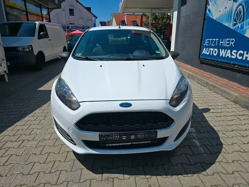 Gebraucht Ford Fiesta Ambiente 60 PS (44 kW) 2014 Weiß Kleinwagen