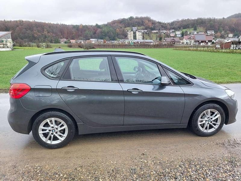 Grau Gebraucht 2020 BMW 216 Advantage Kombi | 13.499 € (Superpreis) - Bild 1/4