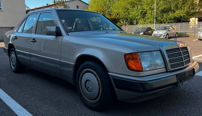 Beige Gebraucht 1992 Mercedes 200 Limousine | 12.900 € - Bild 1/4