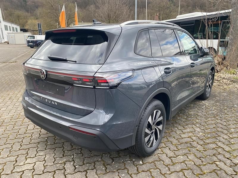 Neu VW Tiguan Life 150 PS (110 kW) 2025 Delfingrau metallic SUV