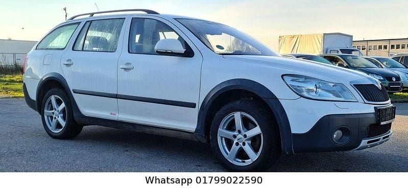 Weiß Gebraucht 2012 Skoda Octavia Scout 4x4 Kombi | 4.250 € - Bild 1/4