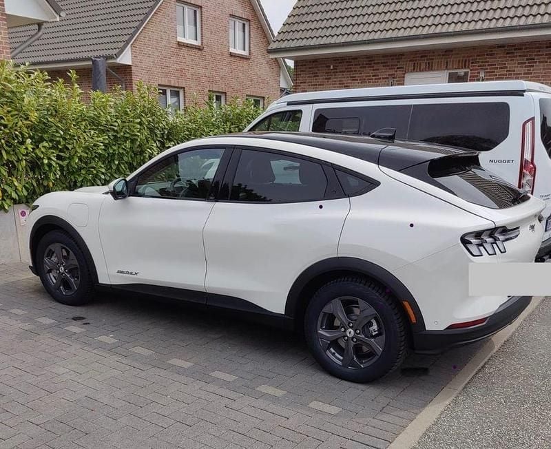 Weiß Gebraucht 2022 Ford Mustang Mach-E Extended Range SUV | 31.500 € (Superpreis) - Bild 1/4