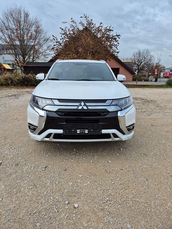 Weiß Gebraucht 2019 Mitsubishi Outlander P-HEV Edition SUV | 14.500 € (Fairer Preis) - Bild 1/4