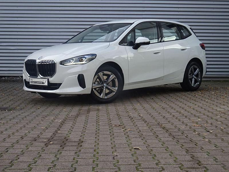 Weiß Gebraucht 2024 BMW 216 Active Tourer Luxury Line Van / Kleinbus | 26.839 € (Etwas zu teuer) - Bild 1/4