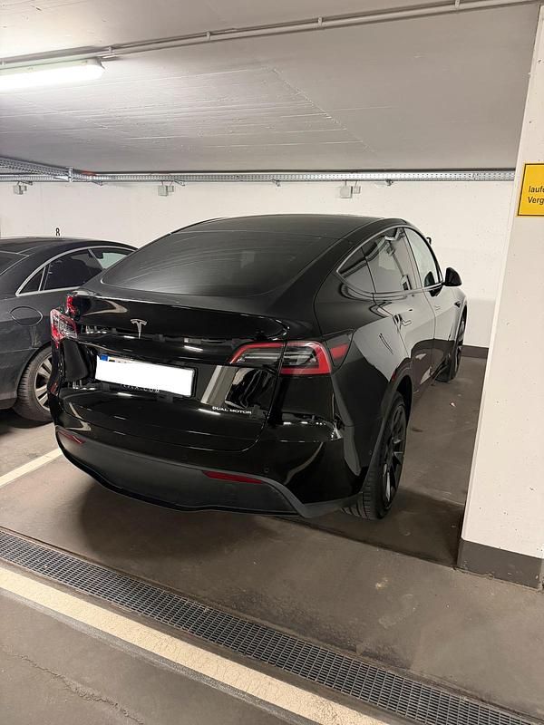 Schwarz Gebraucht 2022 Tesla Model Y SUV | 36.900 € (Teuer) - Bild 1/2