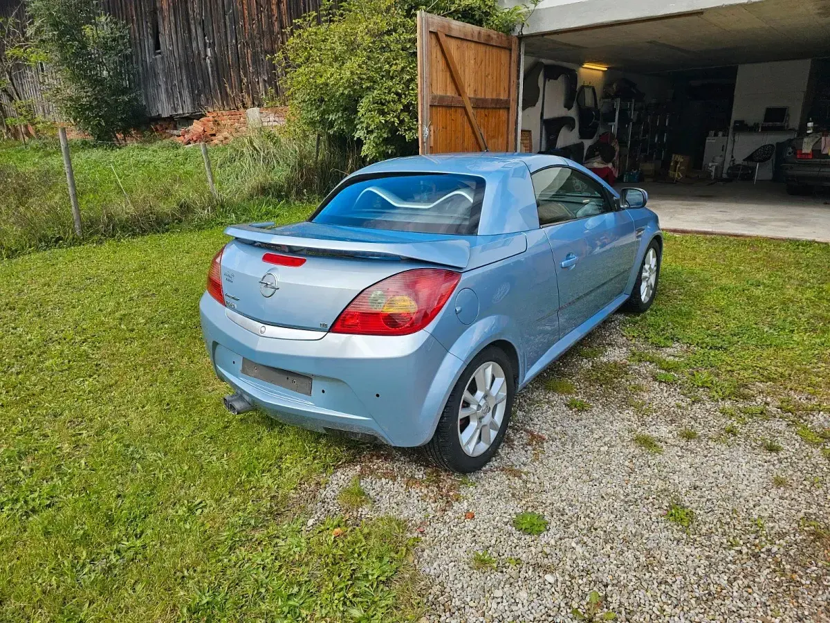 Używany Opel Tigra 125 KM (91 kW) 2005 Niebieski Kabriolet