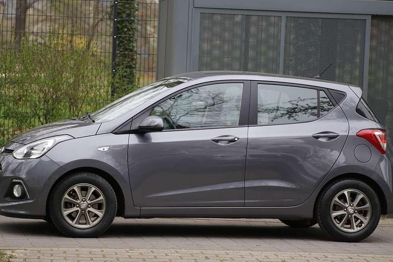Grau Gebraucht 2015 Hyundai i10 Edition Kleinwagen | 7.300 € (Fairer Preis) - Bild 1/4