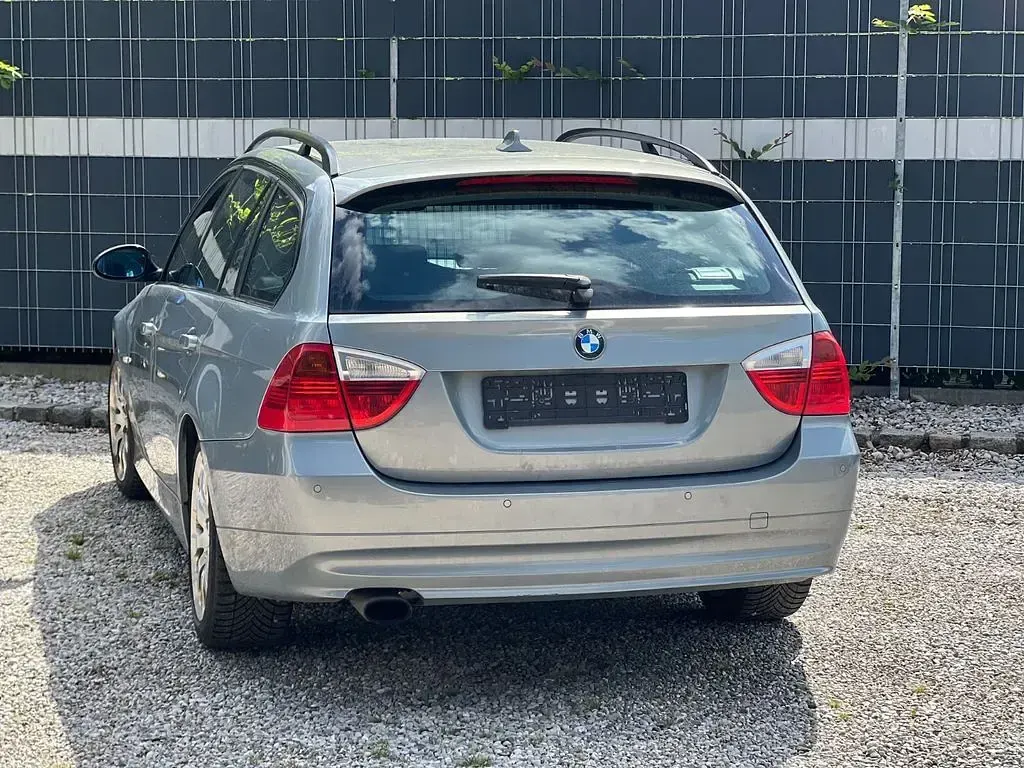 Gebraucht BMW 320 177 PS (130 kW) 2007 Blau Kombi
