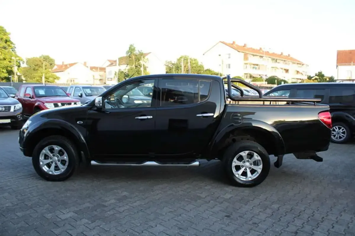 Gebraucht Mitsubishi L200 Intense 178 PS (130 kW) 2013 Schwarz (metallic) Pickup
