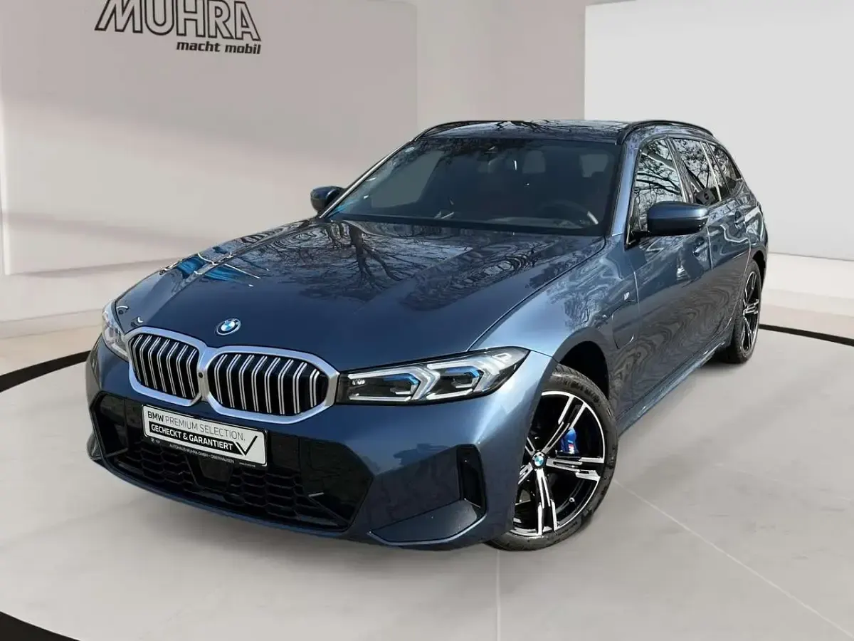 Gebraucht BMW 330e M Sport 292 PS (214 kW) 2025 Arctic race blue Kombi