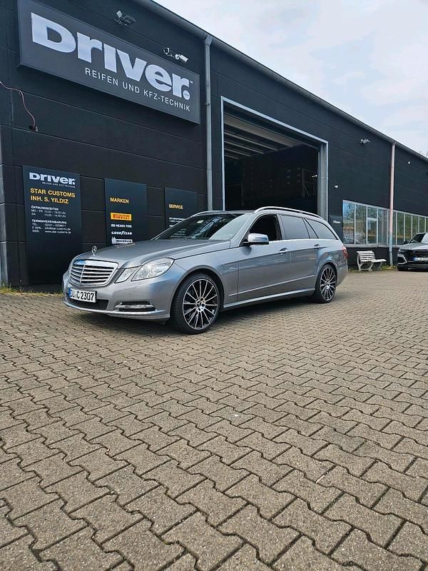 Grau Gebraucht 2012 Mercedes E200 Kombi | 8.333 € - Bild 1/4