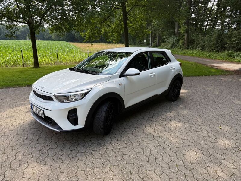 Weiß Gebraucht 2022 Kia Stonic Edition 7 SUV | 14.790 € (Fairer Preis) - Bild 1/4