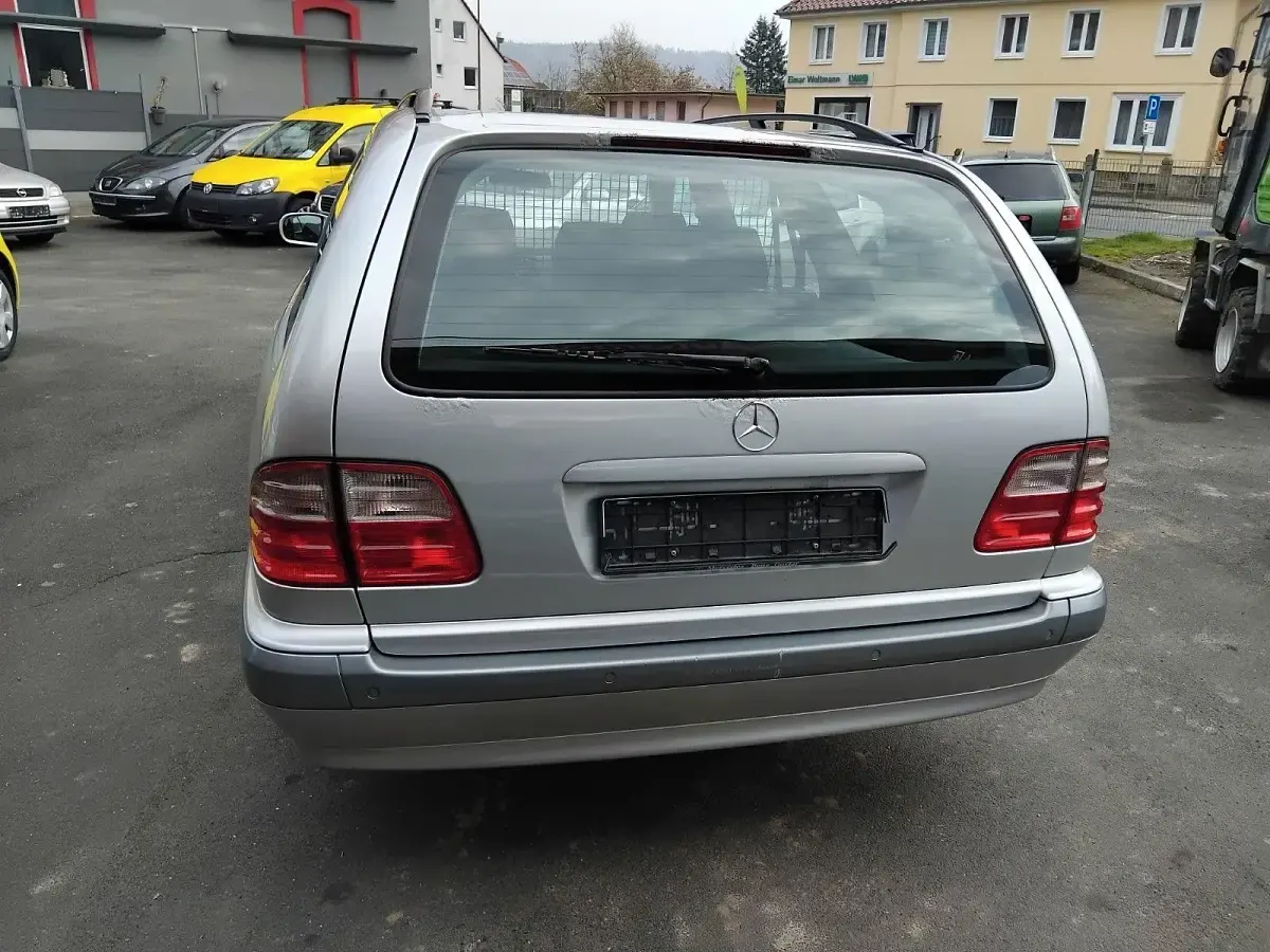 Gebraucht Mercedes E220 143 PS (105 kW) 2001 Silber Kombi