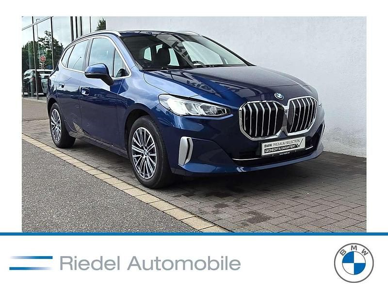 Phytonicblau metallic Gebraucht 2022 BMW 220 Active Tourer Luxury Line Van / Kleinbus | 26.770 € (Guter Preis) - Bild 1/3