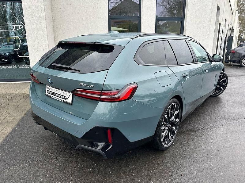 Gebraucht BMW 550e M Sport 489 PS (359 kW) 2025 Cape york grün Kombi