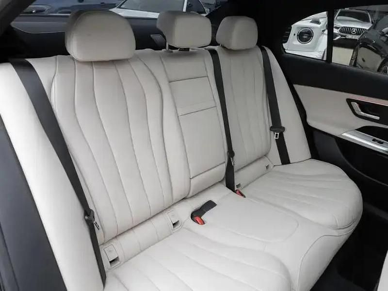 Gebraucht Mercedes E200 AMG 204 PS (150 kW) 2025 Blau metalliclack nautikblau Limousine