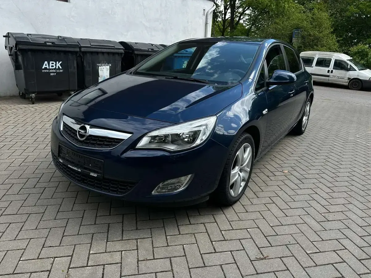 Gebraucht Opel Astra Design Edition 101 PS (74 kW) 2011 Ozean blau (p2) Kleinwagen