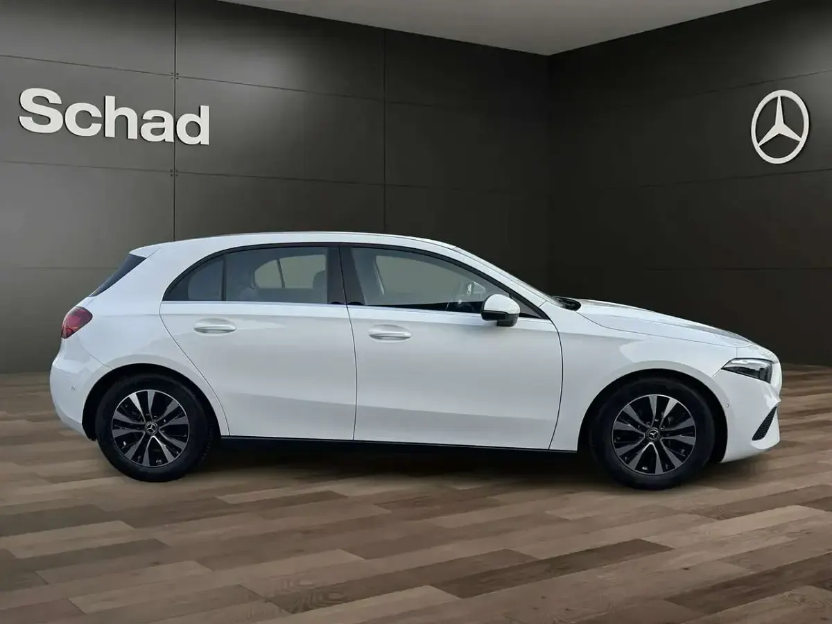 Gebraucht Mercedes A180 116 PS (85 kW) 2025 Unilack polarweiß Limousine