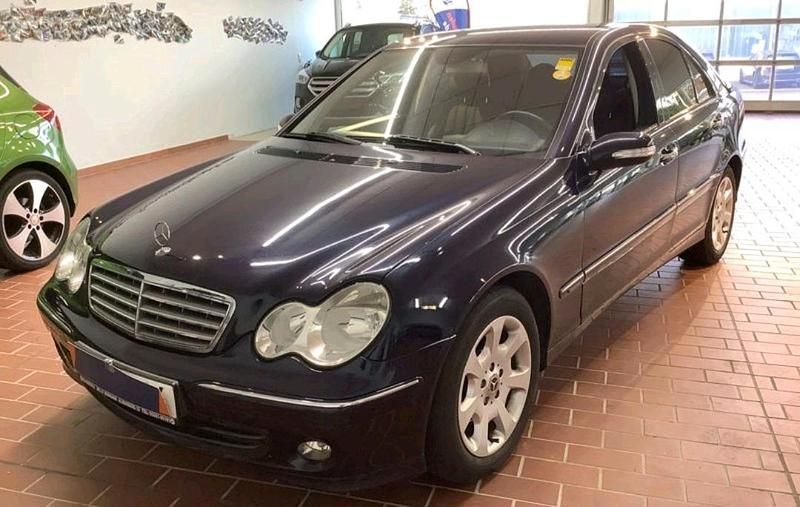 Schwarz Gebraucht 2005 Mercedes C220 Elegance Limousine | 2.999 € (Fairer Preis) - Bild 1/4