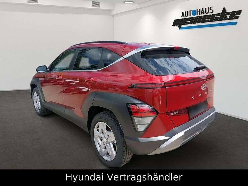 Gebraucht Hyundai Kona Trend 120 PS (88 kW) 2023 Ultimate red / met SUV