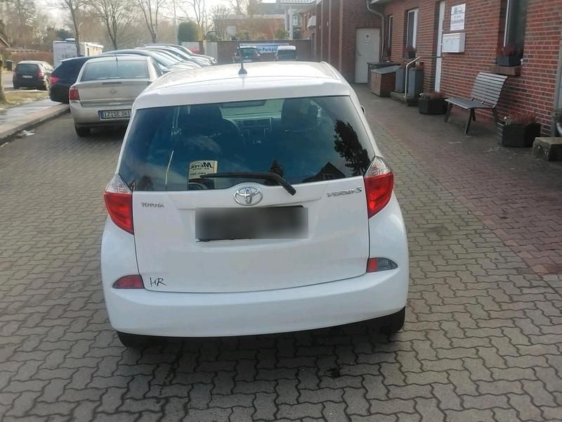 Gebraucht Toyota Verso-S 99 PS (72 kW) 2012 Weiß Van / Kleinbus