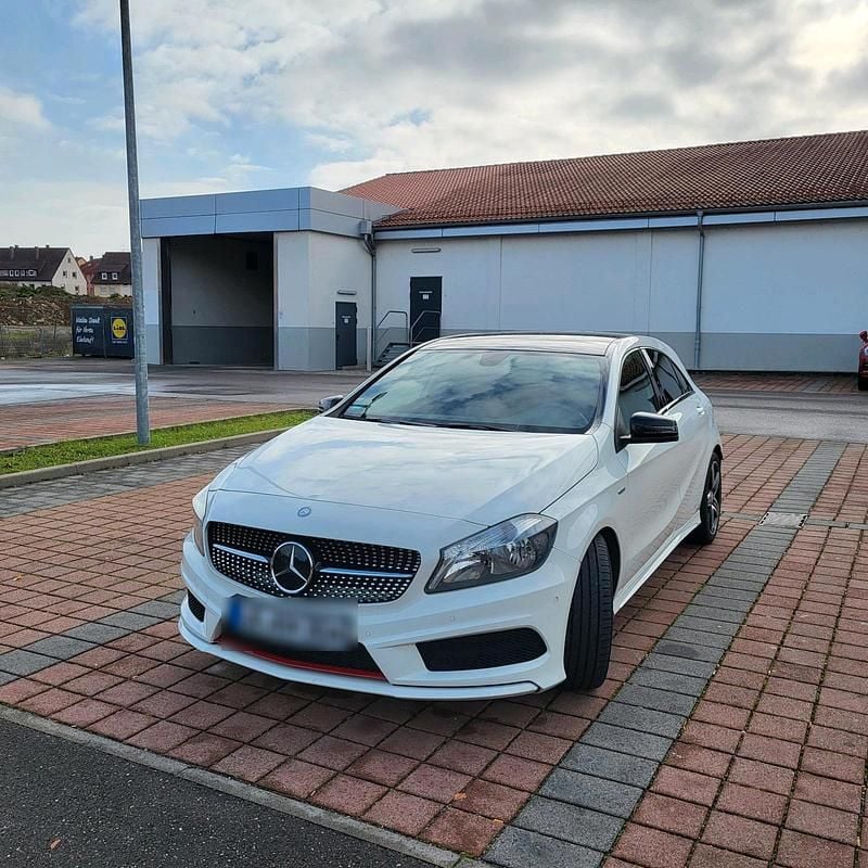Gebraucht Mercedes A250 211 PS (155 kW) 2015 Weiß Kleinwagen