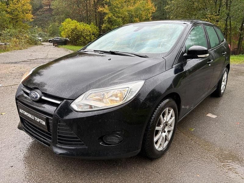 Schwarz Gebraucht 2013 Ford Focus Trend Limousine | 5.799 € (Fairer Preis) - Bild 1/4
