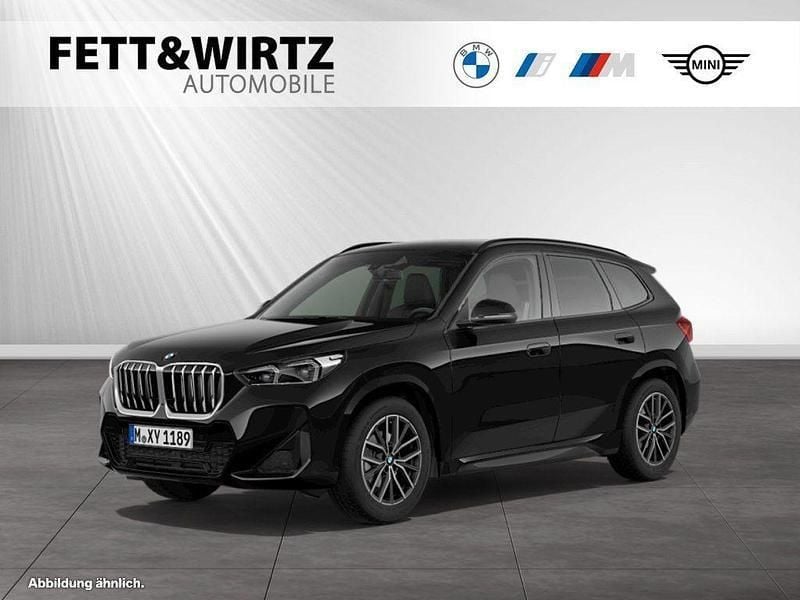 Saphirschwarz metallic Neu 2025 BMW X1 M Sport SUV | 48.490 € (Fairer Preis) - Bild 1/3