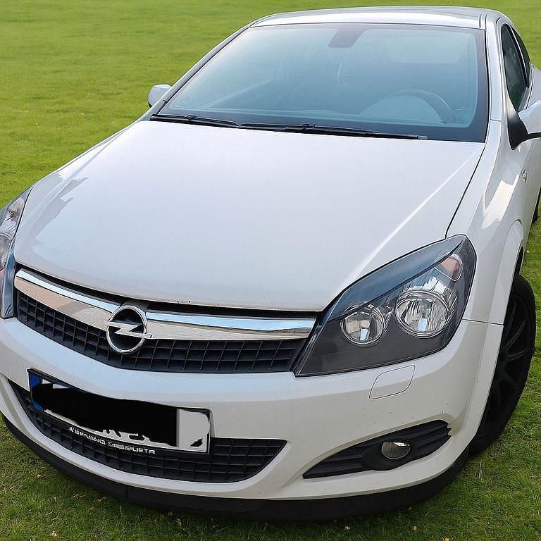 Weiß Gebraucht 2009 Opel Astra GTC Sport Limousine | 2.999 € (Guter Preis) - Bild 1/4