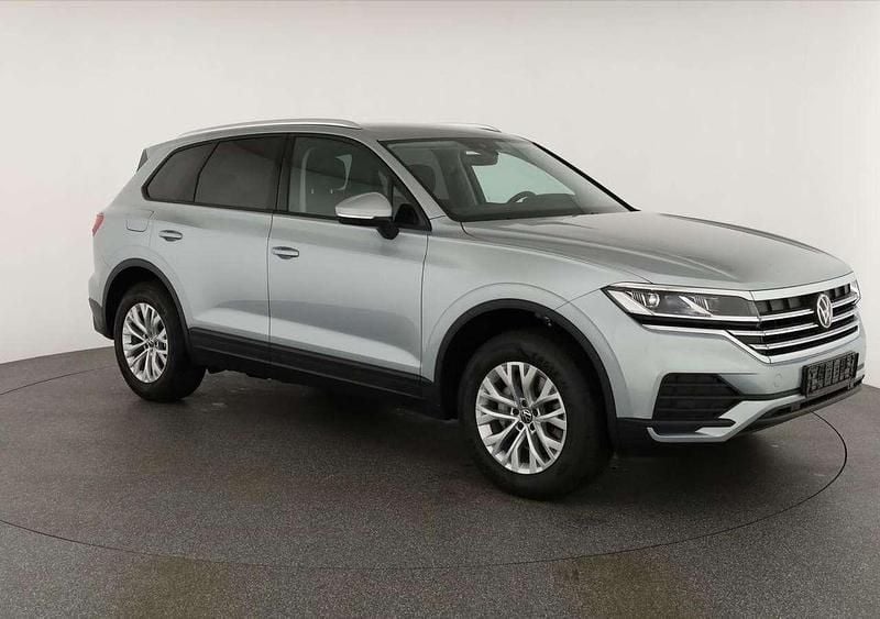 Oyster silver metallic Neu 2025 VW Touareg SUV | 58.595 € (Superpreis) - Bild 1/4