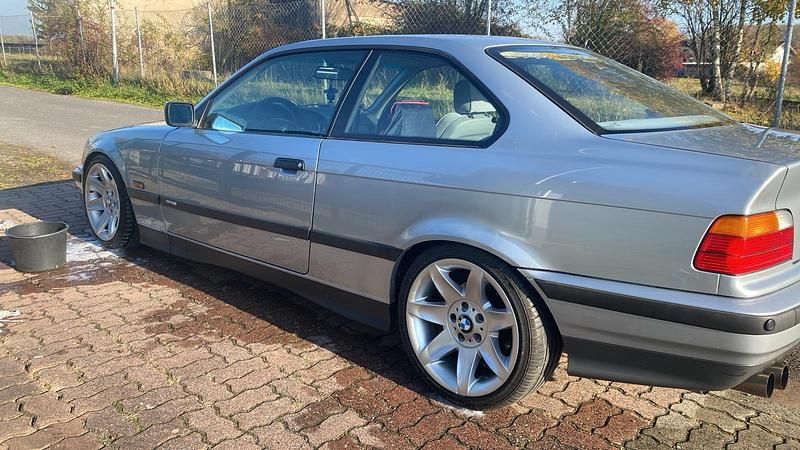 Second-hand BMW 320 Basis 150 CP (110 kW) 1994 Argintiu Coupe