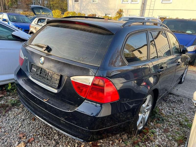 Gebraucht BMW 320 150 PS (110 kW) 2005 Monacoblau metallic Kombi