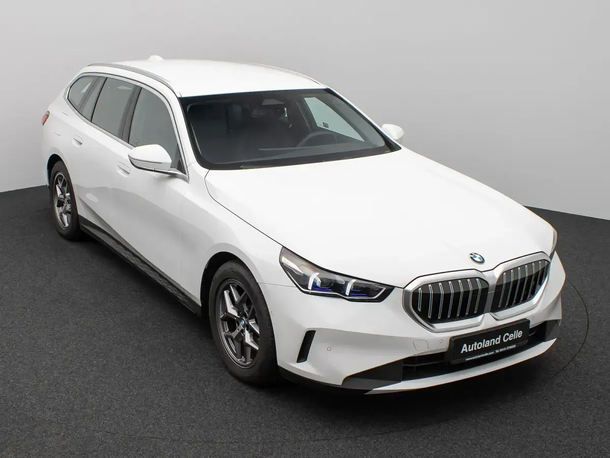 Gebraucht BMW 520 Sport Line 197 PS (144 kW) 2024 Alpinweiss uni300schwarz Limousine