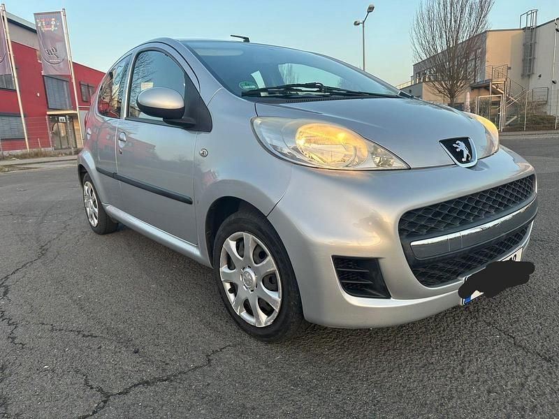 Gebraucht Peugeot 107 68 PS (50 kW) 2009 Silber Kleinwagen