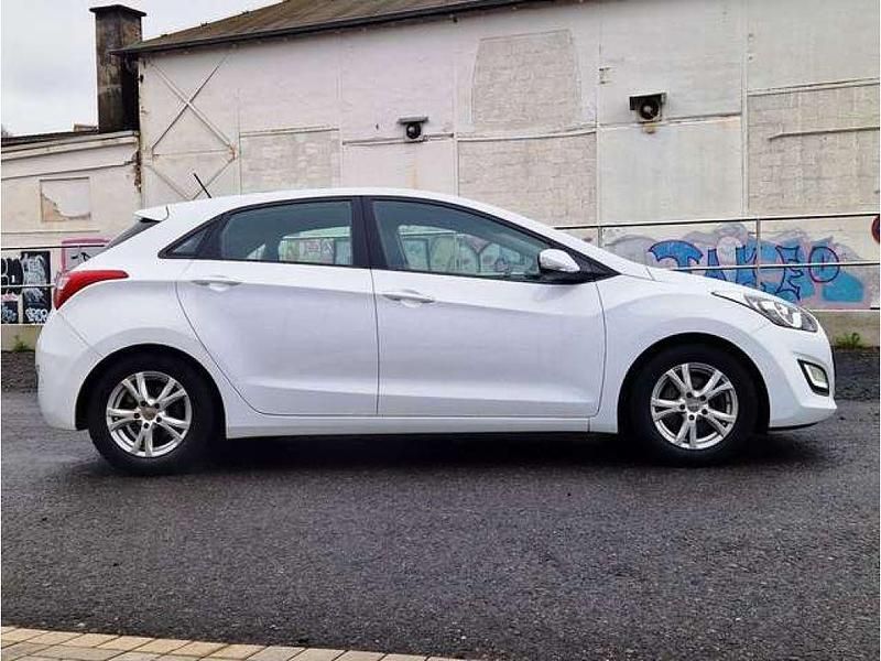 Gebraucht Hyundai i30 Trend 101 PS (74 kW) 2016 Polar white / sol Kleinwagen