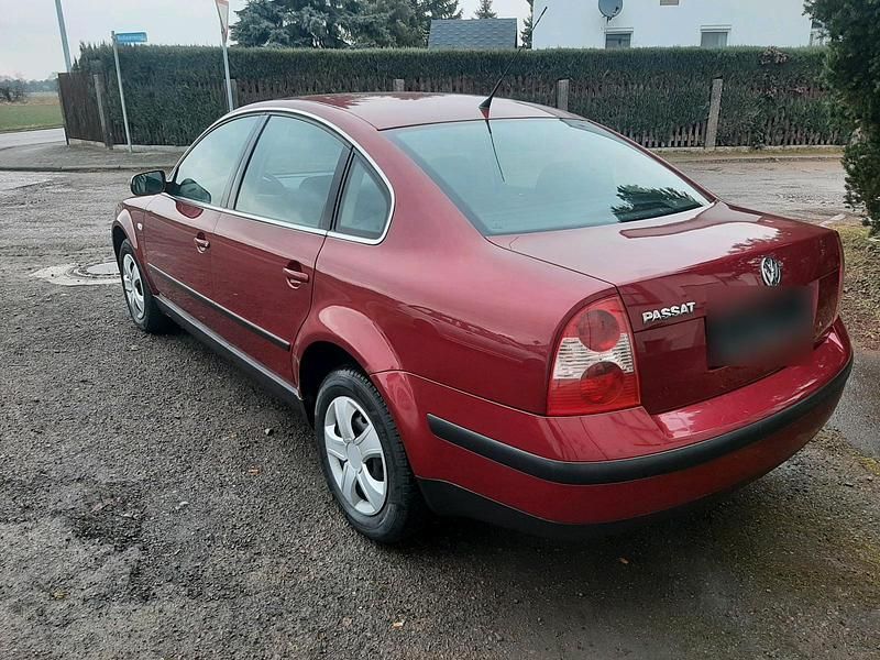 Usata VW Passat 101 CV (74 kW) 2003 Rosso Berlina