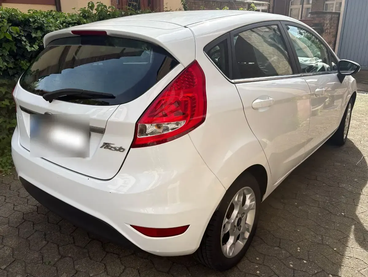 Gebraucht Ford Fiesta Titanium 82 PS (60 kW) 2012 Weiß Kleinwagen