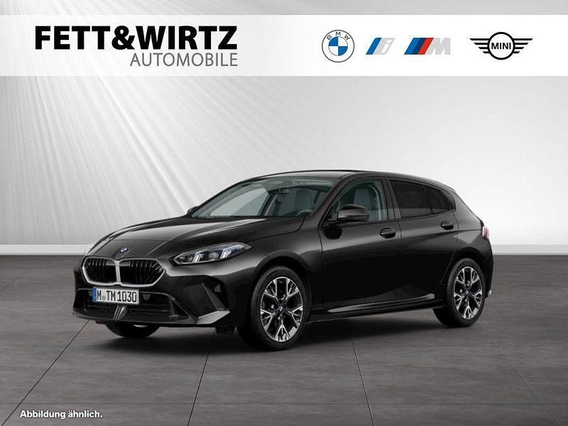 Saphirschwarz metallic Neu 2025 BMW 120 M Sport Kleinwagen | 39.390 € (Fairer Preis) - Bild 1/3