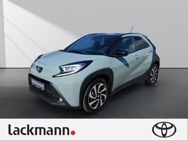 6x3)/ black mica (209) (gruen Gebraucht 2024 Toyota Aygo Pulse Kleinwagen | 18.990 € (Teuer) - Bild 1/4