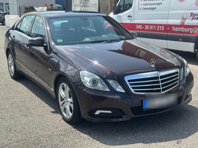 Braun Gebraucht 2009 Mercedes E350 Limousine | 9.900 € - Bild 1/4