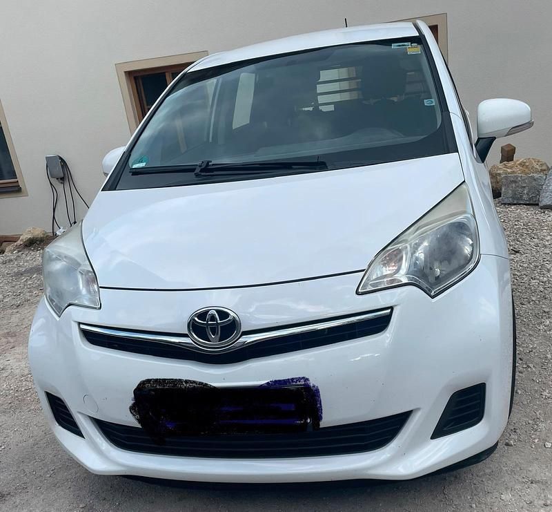 Gebraucht Toyota Verso-S 99 PS (72 kW) 2012 Weiß Van / Kleinbus