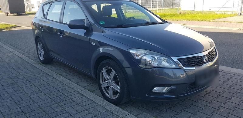 Używany Kia Ceed 78 KM (57 kW) 2011 Szary Hatchback