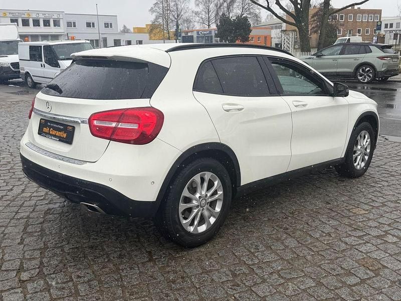 Gebraucht Mercedes GLA200 Urban 136 PS (100 kW) 2015 Weiß SUV