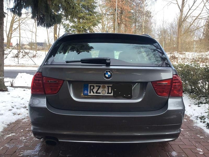 Gebraucht BMW 320 177 PS (130 kW) 2009 Grau Kombi
