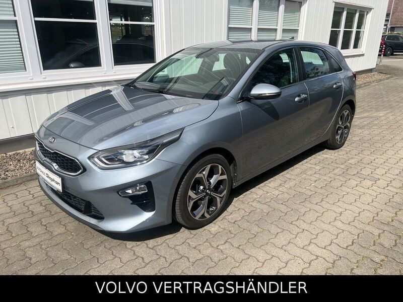 Lunarsilber metallic Gebraucht 2021 Kia Ceed Spirit Limousine | 18.890 € (Fairer Preis) - Bild 1/4