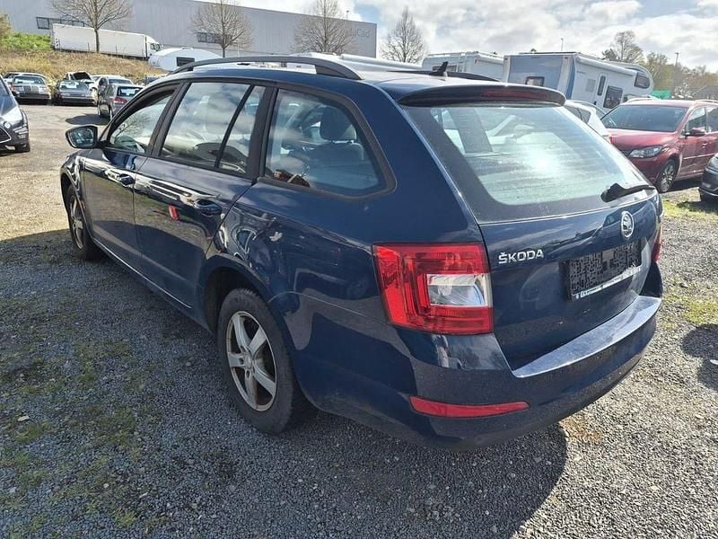 Gebraucht Skoda Octavia Ambition 105 PS (77 kW) 2014 Blau Kleinwagen